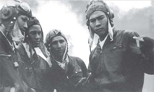 Phi công Nguyễn Văn Bảy (ngoài cùng, bên phải) thuật lại trận không chiến bắn hạ tiêm kích F-4  cho đồng đội (từ trái qua) Hồ Văn Quý, Nguyễn Bá Địch và Võ Văn Mẫn tại sân bay Kép ngày 16/9/1966. Ảnh: Osprey.