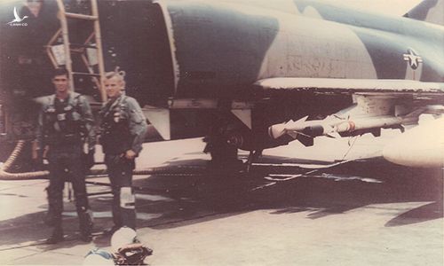 Thượng úy Hubert Buhanan (trái) và thiếu tá John Robertson (phải) đứng trước chiếc F-4C-20-MC số hiệu 63-7643 tại căn cứ không quân Ubon, Thái Lan ngày 15/9/1966. Ảnh: US Air Force.