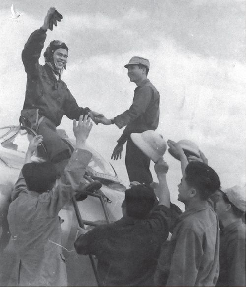 Đồng đội chúc mừng phi công Nguyễn Văn Bảy (phía trên, bên trái)  sau chiến công đầu tiên bắn hạ tiêm kích bom F-4C ngày 26/4/1966. Ảnh: Bảo tàng Không quân.
