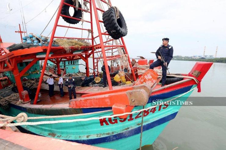 Một trong hai tàu cá Việt Nam bị bắt ở Malaysia hôm 11-5-2019. Ảnh: New Straits Times  