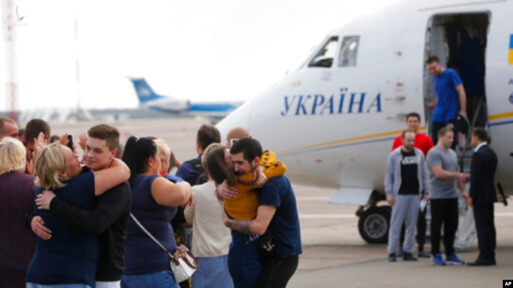 Người nhà của những tù nhân người Ukraine ôm chầm lấy họ khi họ về đến sân bay Boryspil, bên ngoài Kyiv, Ukraine, ngày 7 tháng 9, 2019. 