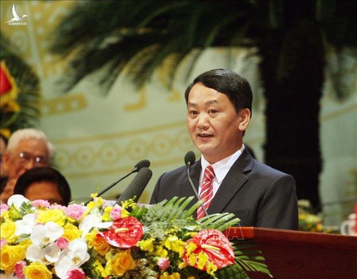 Ông Hầu A Lềnh - Phó Chủ tịch UB TW MTTQ Việt Nam khóa VIII trình bày báo cáo chính trị