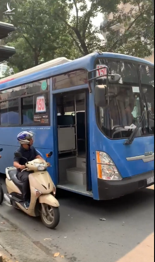 Đình chỉ tài xế xe buýt bấm còi, ép xe, phun nước miếng ở trung tâm Sài Gòn - Ảnh 1. Đình chỉ tài xế xe buýt bấm còi, ép xe, phun nước miếng ở trung tâm Sài Gòn - Ảnh 1.