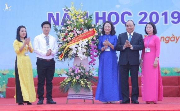 Thủ tướng Nguyễn Xuân Phúc đánh trống khai giảng năm học mới - Ảnh 9.