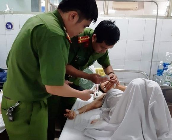 Bà Thôi được cán bộ chiến sĩ đến tận giường bệnh hỗ trợ làm lại CMND /// Nguyễn Tú