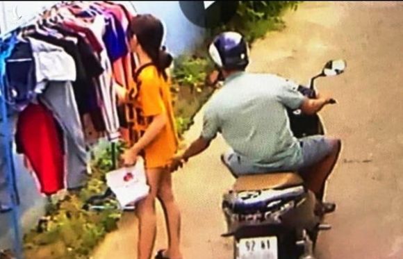 Sẽ xử phạt thanh niên đi xe máy sàm sỡ cô gái đang phơi áo quần - Ảnh 1.