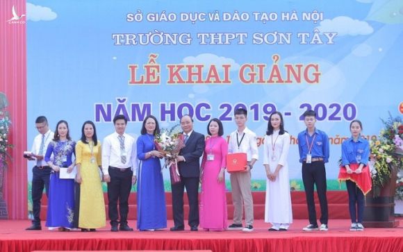 Thủ tướng Nguyễn Xuân Phúc đánh trống khai giảng năm học mới - Ảnh 8.