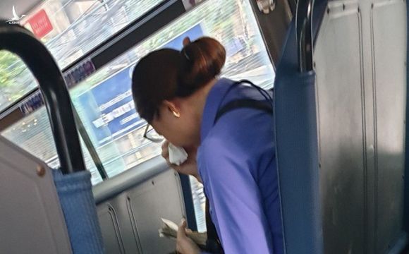 Khách trốn 7 nghìn tiền vé, nữ phụ xe bị đình chỉ ôm mặt khóc giữa chuyến buýt Sài Gòn
