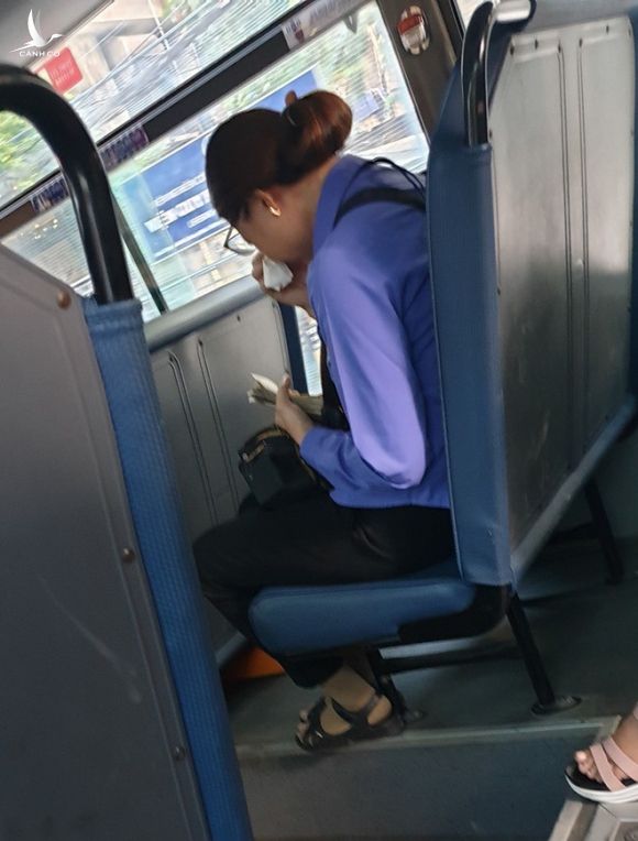 Khách trốn 7 nghìn tiền vé, nữ phụ xe bị đình chỉ ôm mặt khóc giữa chuyến buýt Sài Gòn - Ảnh 1.