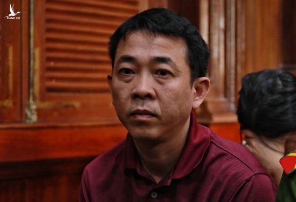 Bị cáo Nguyễn Minh Hùng (41 tuổi, nguyên Chủ tịch HĐQT kiêm Tổng giám đốc VN Pharma) tại phiên xử vụ án mua bán thuốc ung thư giả, vào sáng nay 24.9 tại TAND TP.HCM /// ẢNH: NGỌC DƯƠNG