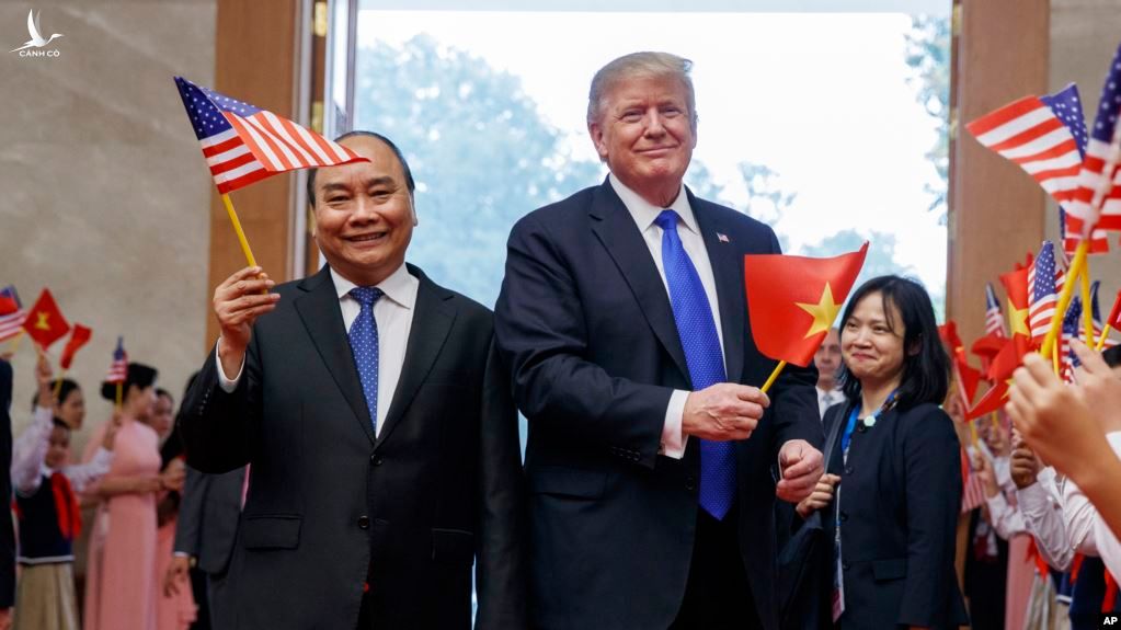  Tổng thống Mỹ Donald Trump vui tươi cằm cờ Việt Nam, trên đất nước Việt Nam phần nào cho thấy được vị thế của Việt Nam hôm nay
