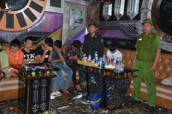 100 cảnh sát đột kích quán karaoke, phát hiện hàng chục đối tượng phê ma túy - Ảnh 1.