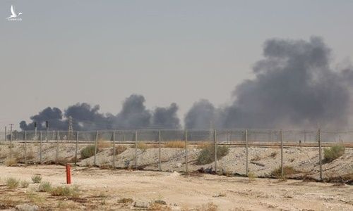 Khói đen bốc lên từ nhà máy dầu ở Abqaiq, Arab Saudi, sau vụ tấn công ngày 14/9. Ảnh: AFP.