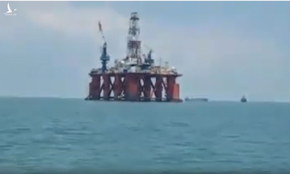 Hình ảnh từ một video clip quang cảnh giàn khoan Hakuryu 5 đã được ghi lại bởi ngư dân Việt Nam khi đi ngang qua 