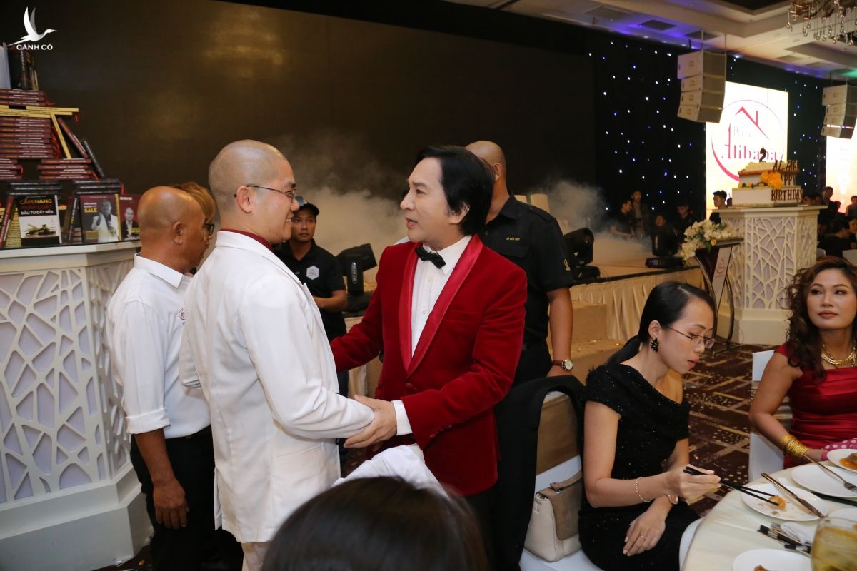 Ông Nguyễn Thái Luyện cùng các khách mời trong bữa tiệc mừng sinh nhật công ty 