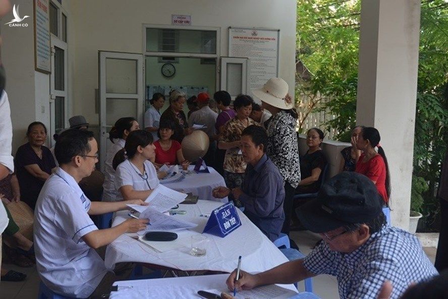Sở Y tế Hà Nội khám sức khỏe miễn phí cho người dân bị ảnh hưởng bởi vụ cháy Rạng Đông. Ảnh: SYT HN 