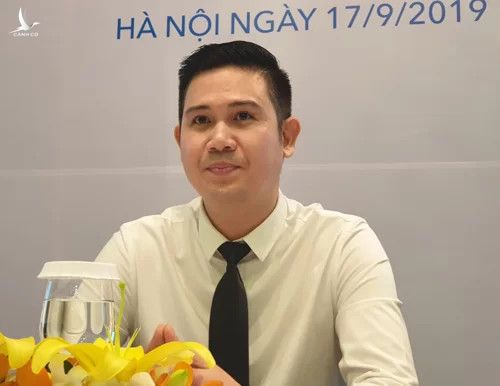 Ông Phạm Văn Tam công bố thư xác nhận của SRH tại buổi họp báo ngày 17/9. Ảnh: Hoài Thu.