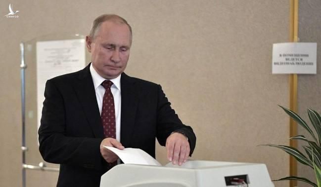 Tổng thống Nga Vladimir Putin tham gia bỏ phiếu tại Moscow ngày 8.9 - Ảnh: Reuters