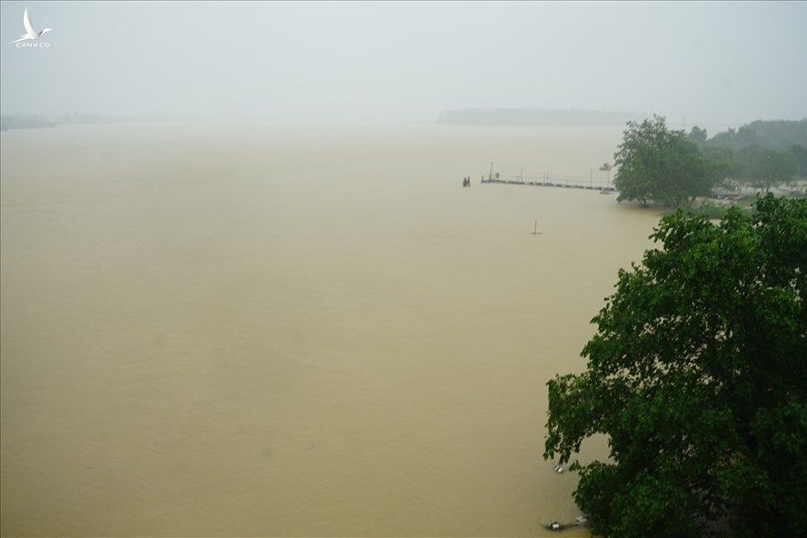 Mưa lũ, độ đục nước sông Lam tăng lên 25 lần. Ảnh: Q.Đại 