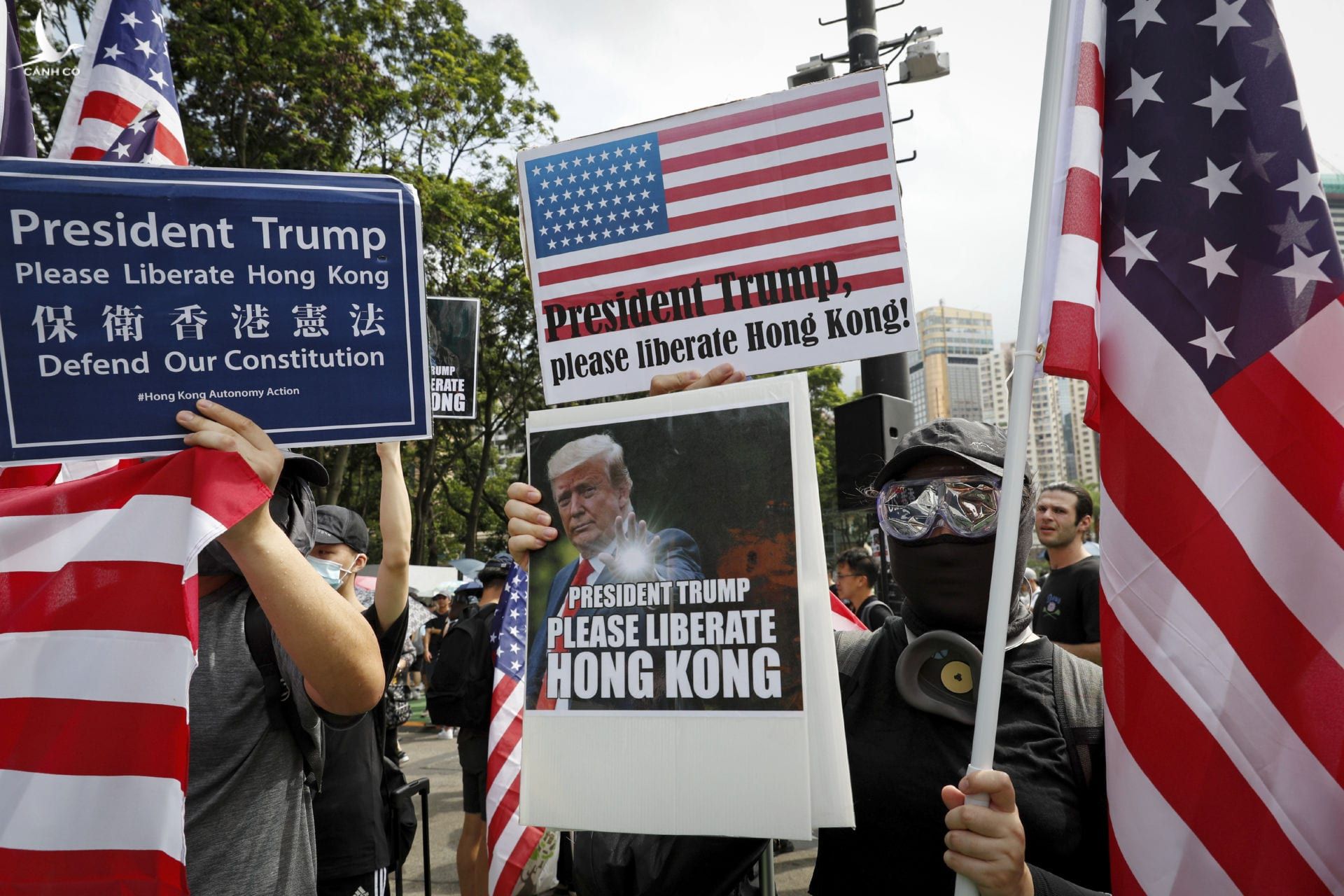 Người biểu tình Hong Kong mang cờ Mỹ, kêu gọi TT Trump "giải phóng Hong Kong"