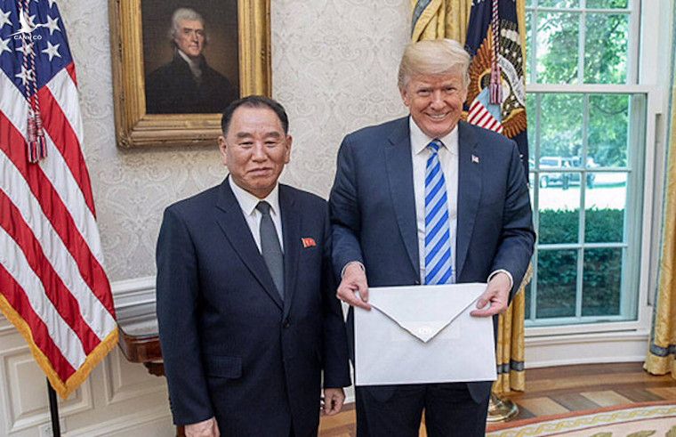 Phó chủ tịch đảng Lao động Triều Tiên Kim Yong Chol gửi cho Tổng thống Trump một lá thư từ ông Kim Jong Un vào ngày 1/6. Ảnh: Yonhap. 