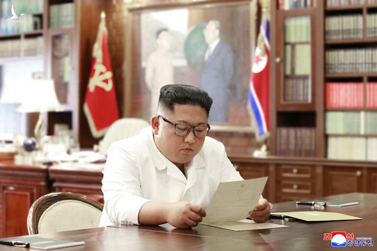 Hình ảnh do truyền thông Triều Tiên công bố, mô tả ông Kim Jong Un đang đọc thư của Tổng thống Trump vào ngày 23/6 tại văn phòng làm việc. Ảnh: Yonhap. 