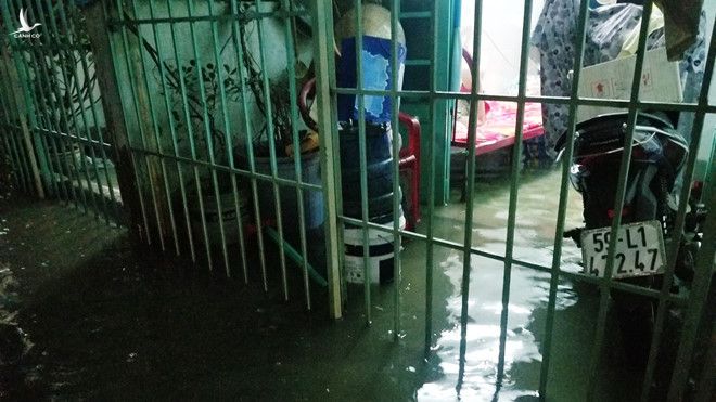 Nhiều hộ dân dọc đường Mễ Cốc bị nước tràn vào nhà.