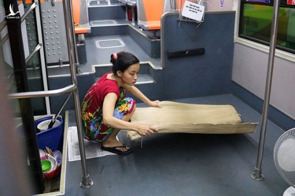 Nơi 'độc' nhất Sài Gòn: Cả nhà cha mẹ và con 'sống' trên chiếc... xe buýt! - ảnh 9