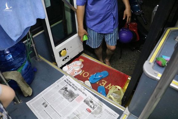 Nơi 'độc' nhất Sài Gòn: Cả nhà cha mẹ và con 'sống' trên chiếc... xe buýt! - ảnh 11