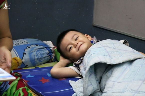 Nơi 'độc' nhất Sài Gòn: Cả nhà cha mẹ và con 'sống' trên chiếc... xe buýt! - ảnh 14