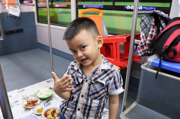 Nơi 'độc' nhất Sài Gòn: Cả nhà cha mẹ và con 'sống' trên chiếc... xe buýt! - ảnh 1