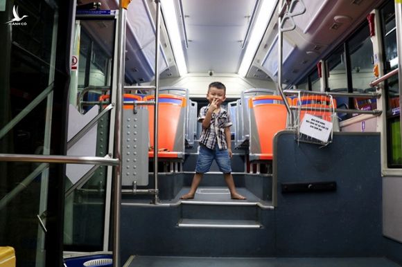Nơi 'độc' nhất Sài Gòn: Cả nhà cha mẹ và con 'sống' trên chiếc... xe buýt! - ảnh 2