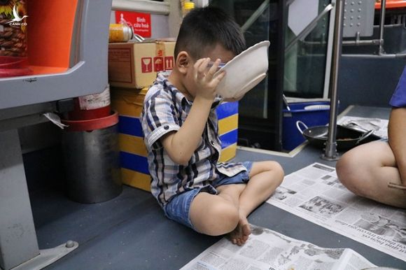 Nơi 'độc' nhất Sài Gòn: Cả nhà cha mẹ và con 'sống' trên chiếc... xe buýt! - ảnh 4