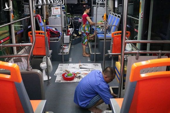 Nơi 'độc' nhất Sài Gòn: Cả nhà cha mẹ và con 'sống' trên chiếc... xe buýt! - ảnh 5