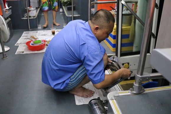 Nơi 'độc' nhất Sài Gòn: Cả nhà cha mẹ và con 'sống' trên chiếc... xe buýt! - ảnh 6