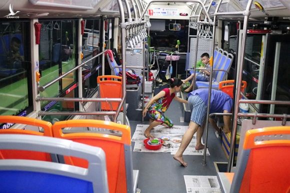 Nơi 'độc' nhất Sài Gòn: Cả nhà cha mẹ và con 'sống' trên chiếc... xe buýt! - ảnh 7