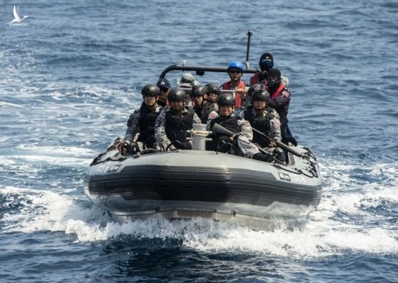 Cận cảnh đặc nhiệm hải quân ASEAN-Mỹ diễn tập truy bắt nghi phạm trên tàu - Ảnh 5.