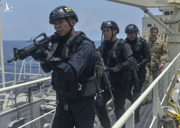 Cận cảnh đặc nhiệm hải quân ASEAN-Mỹ diễn tập truy bắt nghi phạm trên tàu - Ảnh 10.