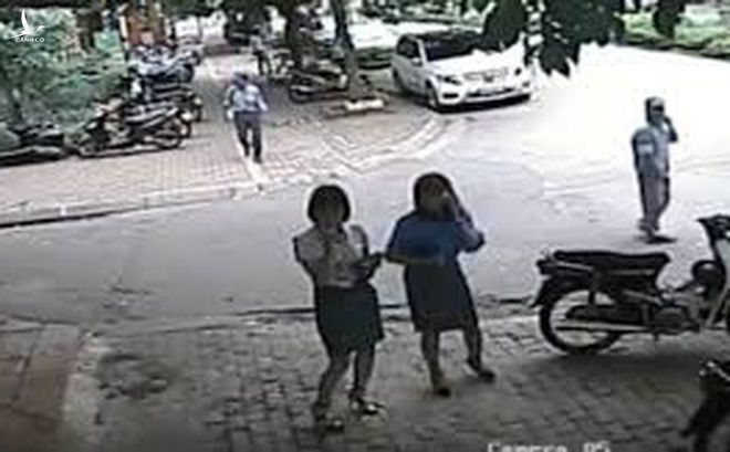 Ảnh cắt từ clip vụ việc liên quan đến bà Lê Mai Trang lớn lệnh gọi Chủ tịch Phường ra giữ xe cho bà đi ăn.