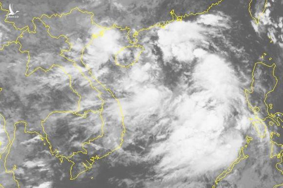 Áp thấp nhiệt đới lao nhanh 20-25 km/giờ, mạnh lên thành bão vào miền Trung - Ảnh 2.