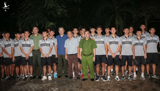 Bộ trưởng Tô Lâm bắt tay động viên các em học viên khóa 4 lớp năng khiếu HAGL 