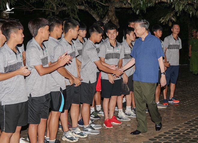 Bộ trưởng Tô Lâm bắt tay động viên các em học viên khóa 4 lớp năng khiếu HAGL