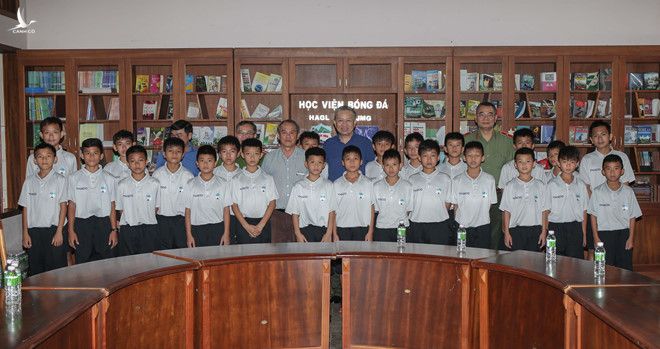 Bộ trưởng Tô Lam cùng bầu Đức chụp ảnh lưu niệm với các học viên khóa 5 năng khiếu HAGL 