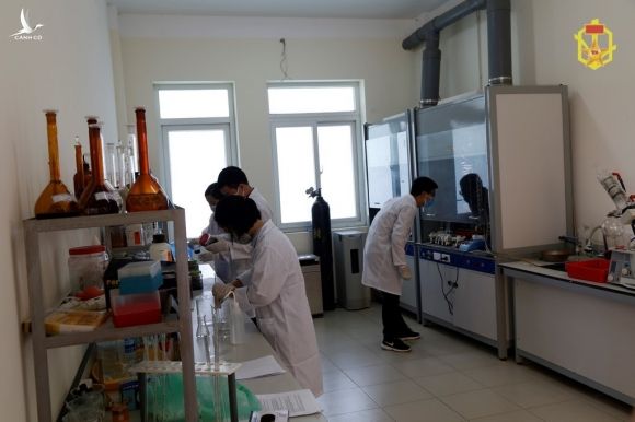 Bộ đội hóa học lấy 25 mẫu, lên phương án tiêu độc nhà máy Rạng Đông