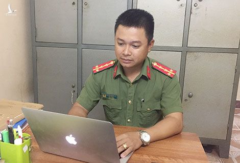 Đại úy Nguyễn Trung Đức với đam mê với công nghệ thông tin. 