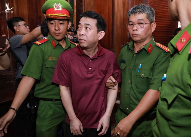 Bị cáo Nguyễn Minh Hùng (nguyên Chủ tịch HĐQT, Tổng giám đốc VN Pharma) được đưa đến tòa (ảnh CAND).