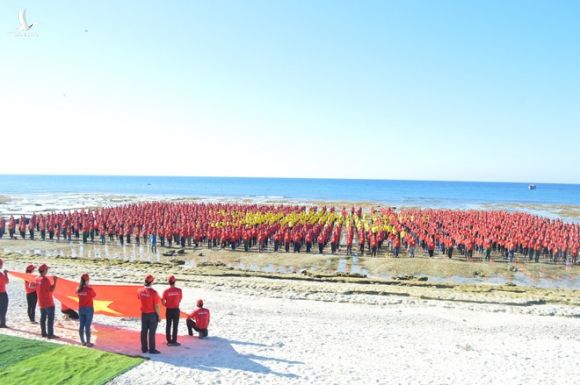 3.000 đoàn viên, thanh niên, cán bộ công chức, lực lượng vũ trang, du khách tham gia hát Quốc ca, tạo hình lá cờ Tổ quốc trên bãi biển đảo Lý Sơn, Quảng Ngãi /// Ảnh: Hiển Cừ
