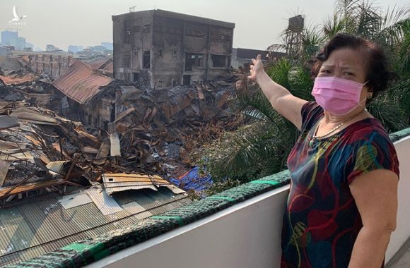 Bà Chu Thị Cảnh phản ánh ô nhiễm sau vụ cháy vẫn ảnh hưởng đến hàng trăm hộ dân /// Ảnh: P.Hậu