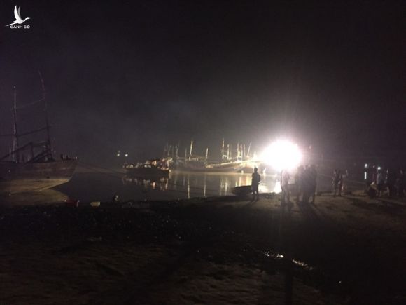 Nổ tàu cá ở Thanh Hóa, 3 người mất tích, 5 người bị thương nặng - Ảnh 1.