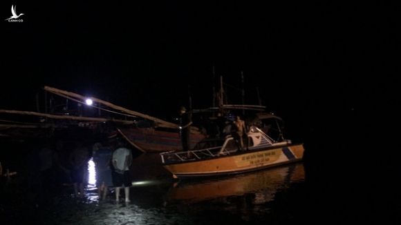 Nổ tàu cá ở Thanh Hóa, 3 người mất tích, 5 người bị thương nặng - Ảnh 2.